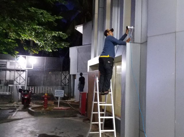 Proses Instalasi CCTV pada kantor milik klien