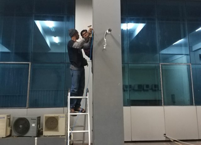 Proses Instalasi CCTV pada kantor milik klien